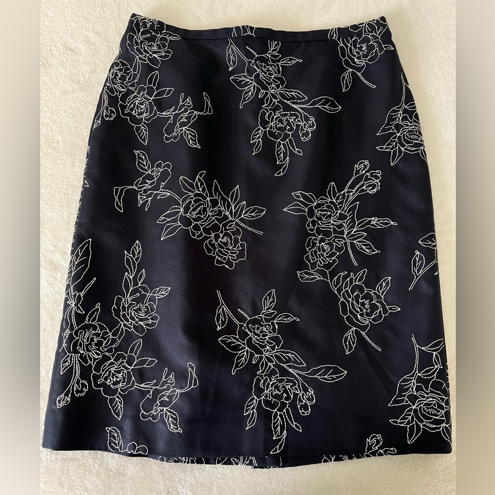 Ann Taylor Floral Embroidered Navy Lined Skirt NWT, Size 2P - Picture 4 of 14